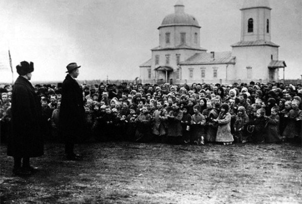 Крестьяне села Васильевка Самарской губернии и сотрудник АРА Джордж Мак-Клинток