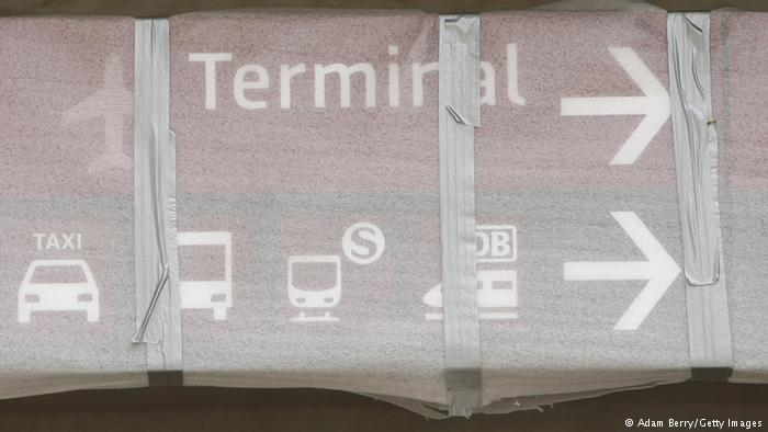 Verpackter Wegweiser am Flughafen Berlin Brandenburg (BER)