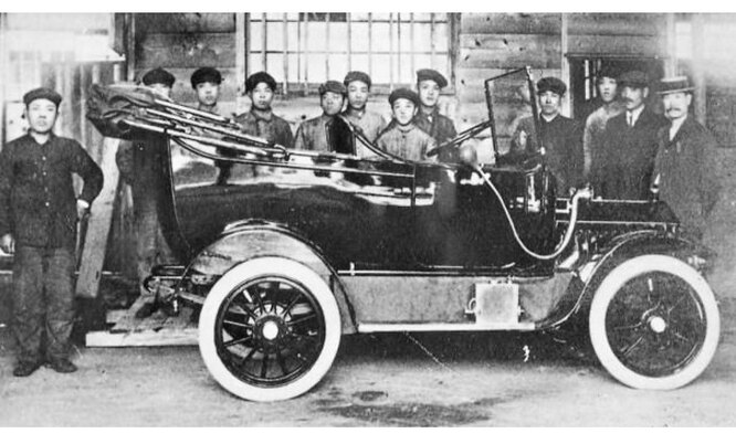 Название компании неоднократно менялось. Только в 1928 году было введено слово Nissan как сокращение от Nihon Sangyo («японское производство»)